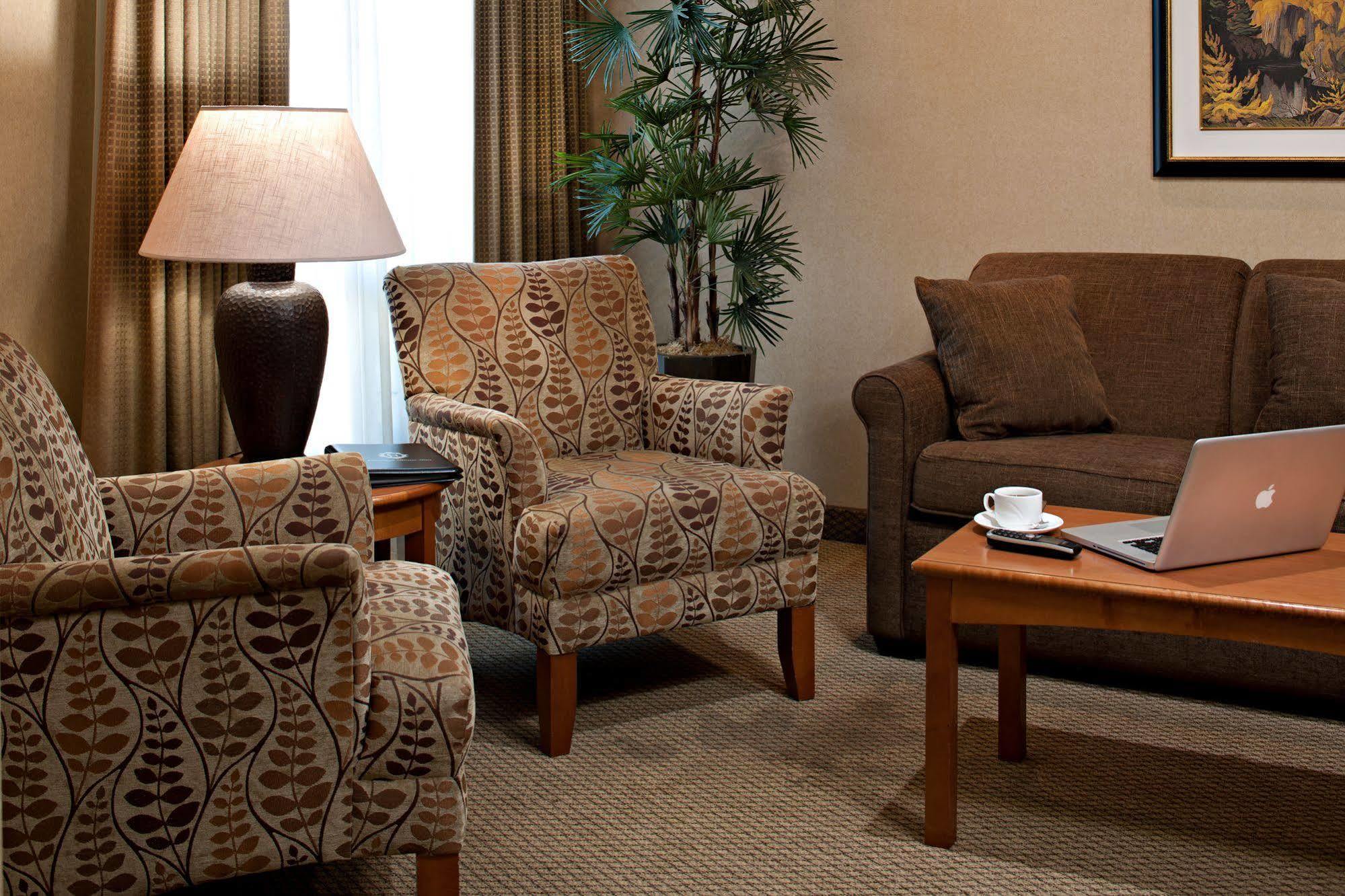 Carriage House And Conference Centre Hotel Calgary
