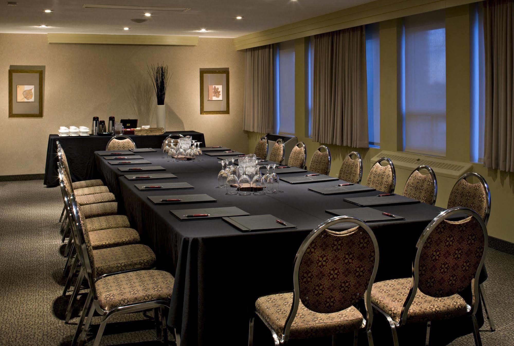 Hotel Carriage House And Conference Centre