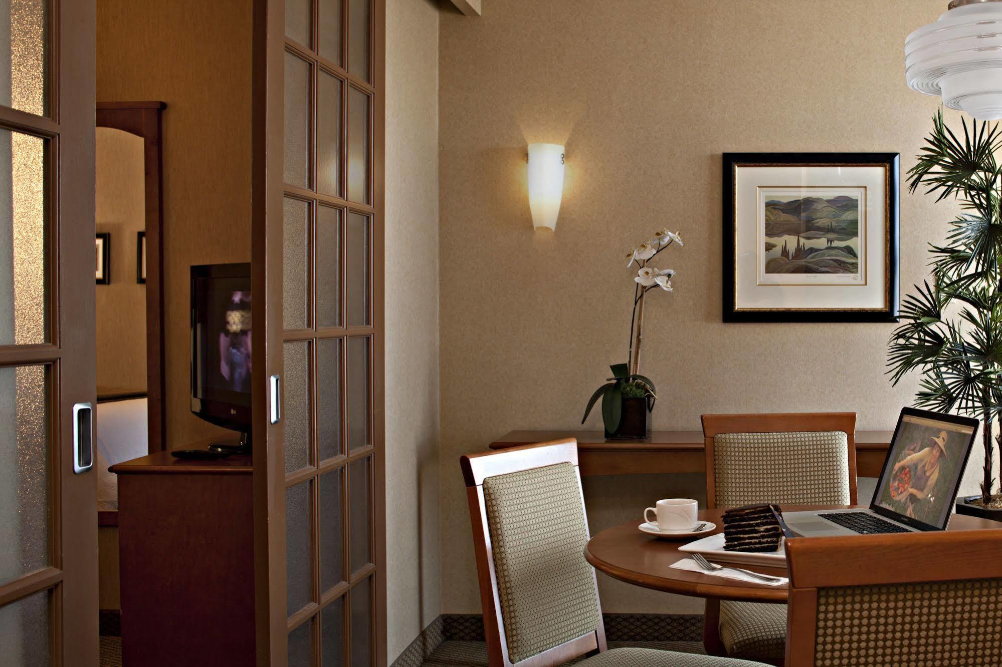 Hotel Carriage House And Conference Centre 4*